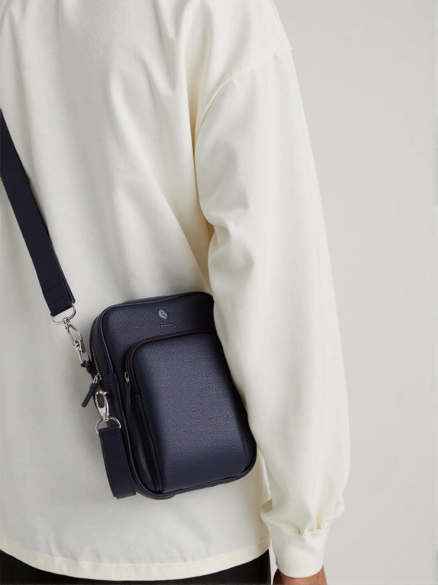 shoulder bag masculina, bolsa shoulder bag, shoulder bag pequena, shoulder bag transversal, shoulder bag casual, shoulder bag couro, shoulder bag estilosa, shoulder bag utilitária